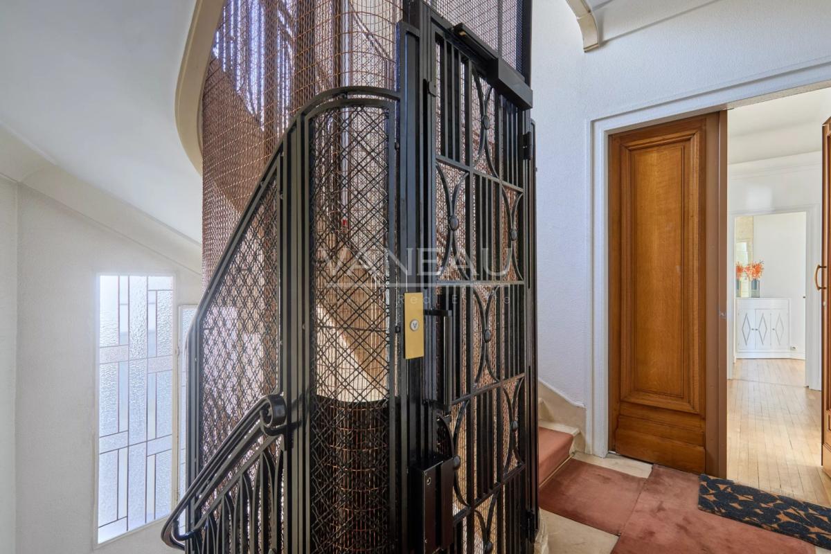 Paris XVIème - Pied-à-terre  rénové - Art déco