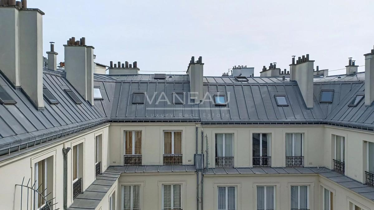 PARIS VIII - Rue du Faubourg Saint-Honoré - Dernier étage