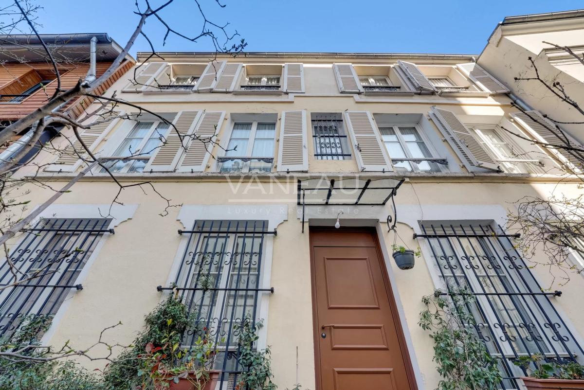 Paris XVIIIe - Maison de ville familiale avec cour arborée à l'a