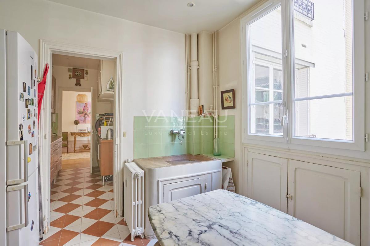 Paris XVIe - Passy - Appartement familial et de réception. Très faibles charges.