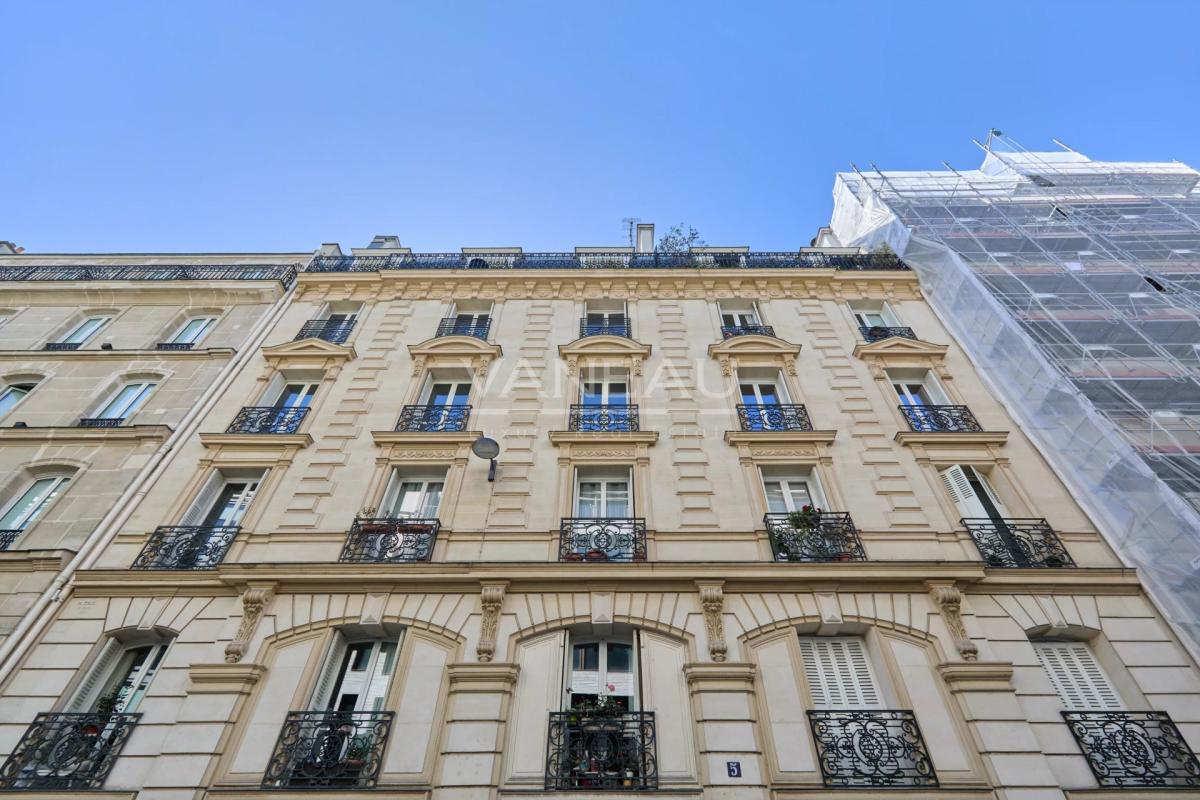 Paris XVIe - Immeuble de standing - Vendu Loué-Charmant deux piè