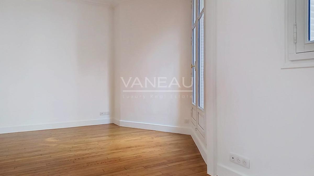 VANEAU VII - RUE VANEAU - STUDIO 1ER ETAGE
