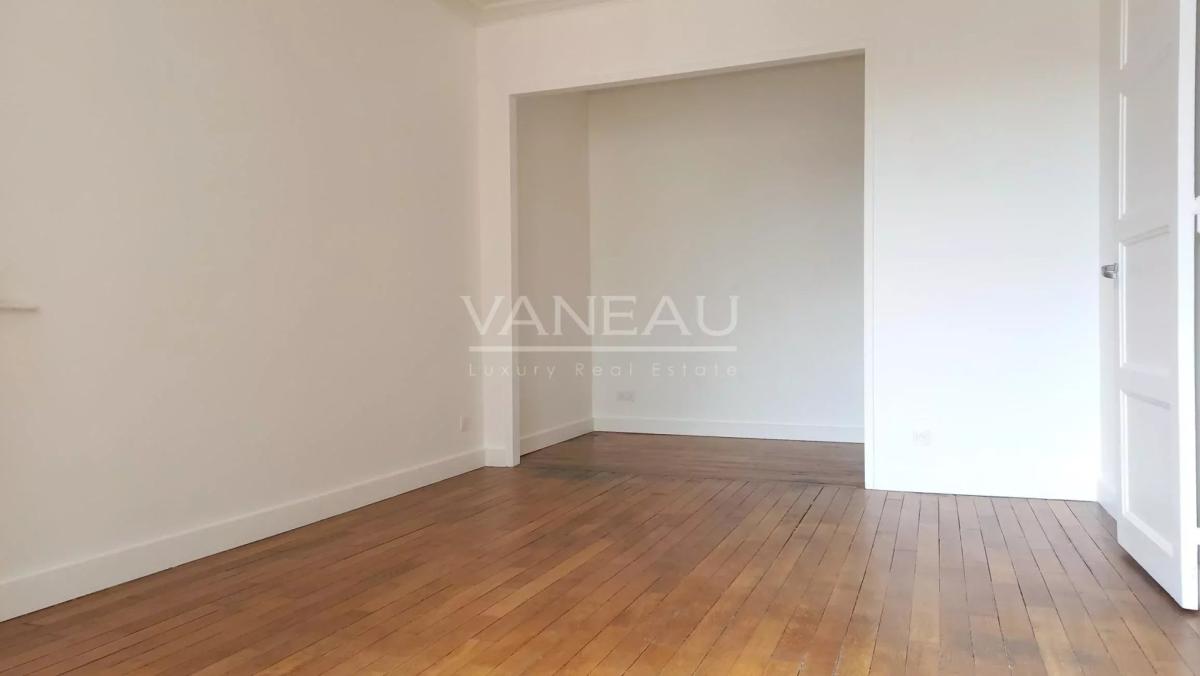VANEAU VII - RUE VANEAU - STUDIO AVEC COIN BUREAU