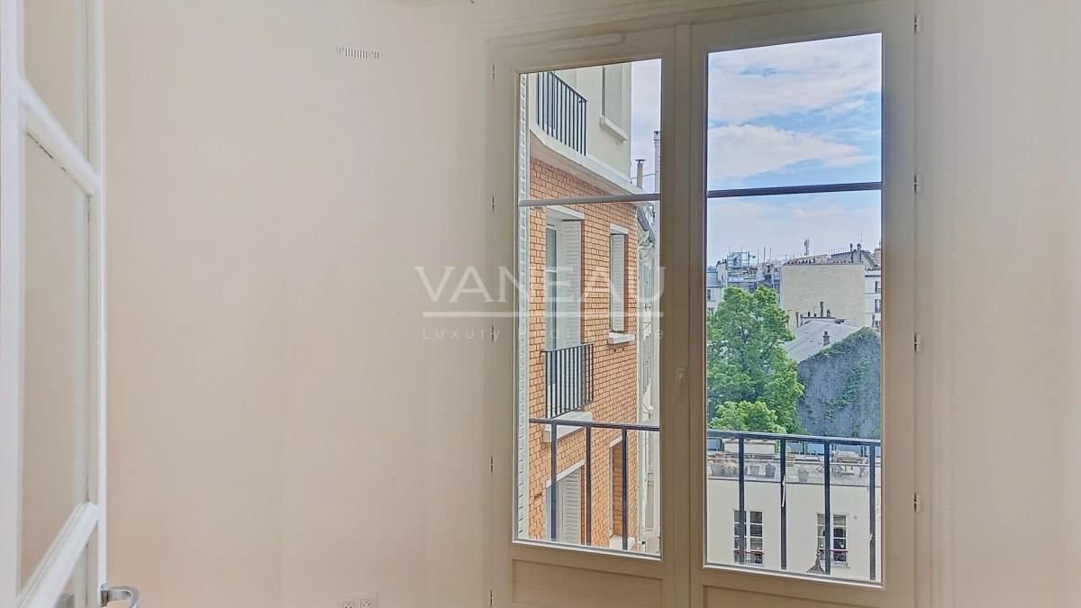 VANEAU VII - RUE VANEAU - STUDIO AVEC COIN BUREAU