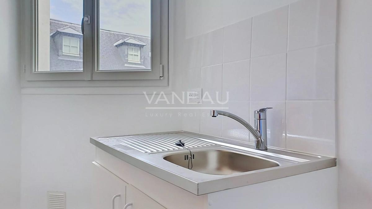 VANEAU VII - RUE VANEAU - STUDIO AVEC COIN BUREAU