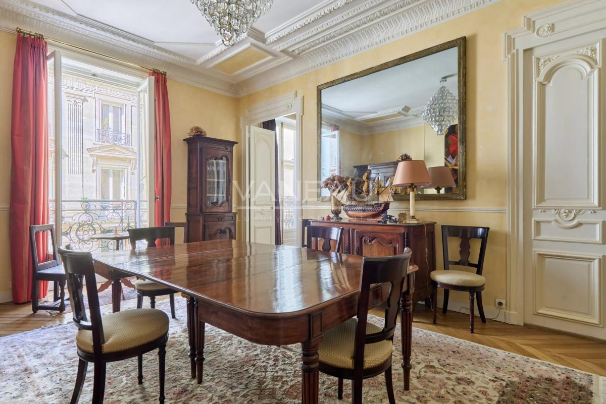 Paris VIIIe– Quartier Europe--Appartement familial et de récepti
