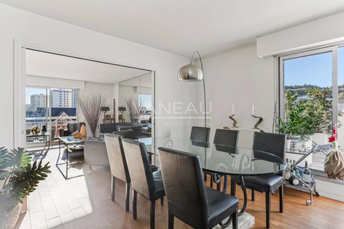 Suresnes/Mairie - Appartement dernier étage avec terrasse et bal