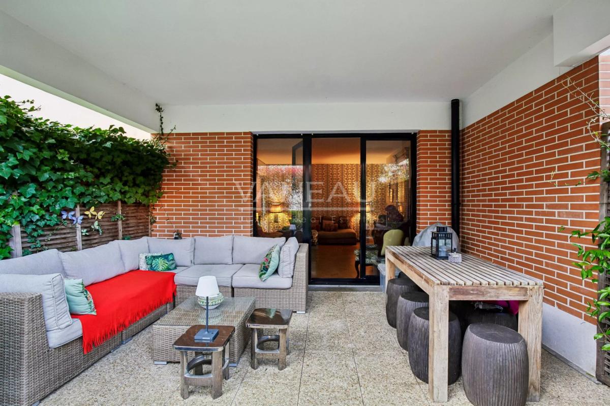 Boulogne - Terrasse au calme sur jardin, sans vis à vis exposée 