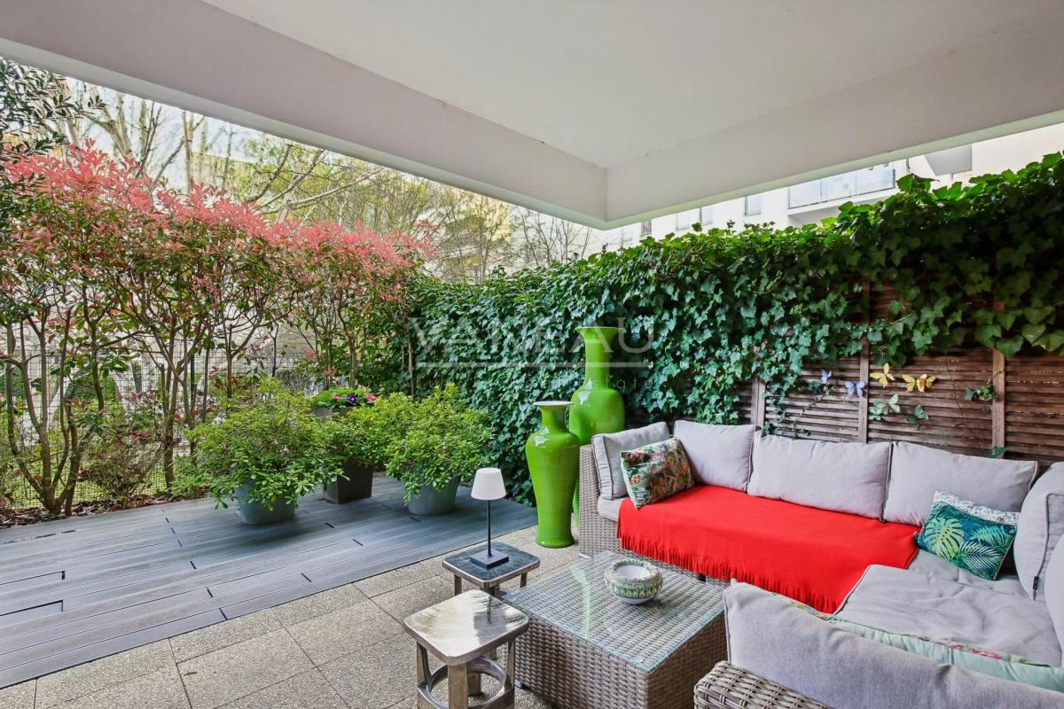 Boulogne - Terrasse au calme sur jardin, sans vis à vis exposée 