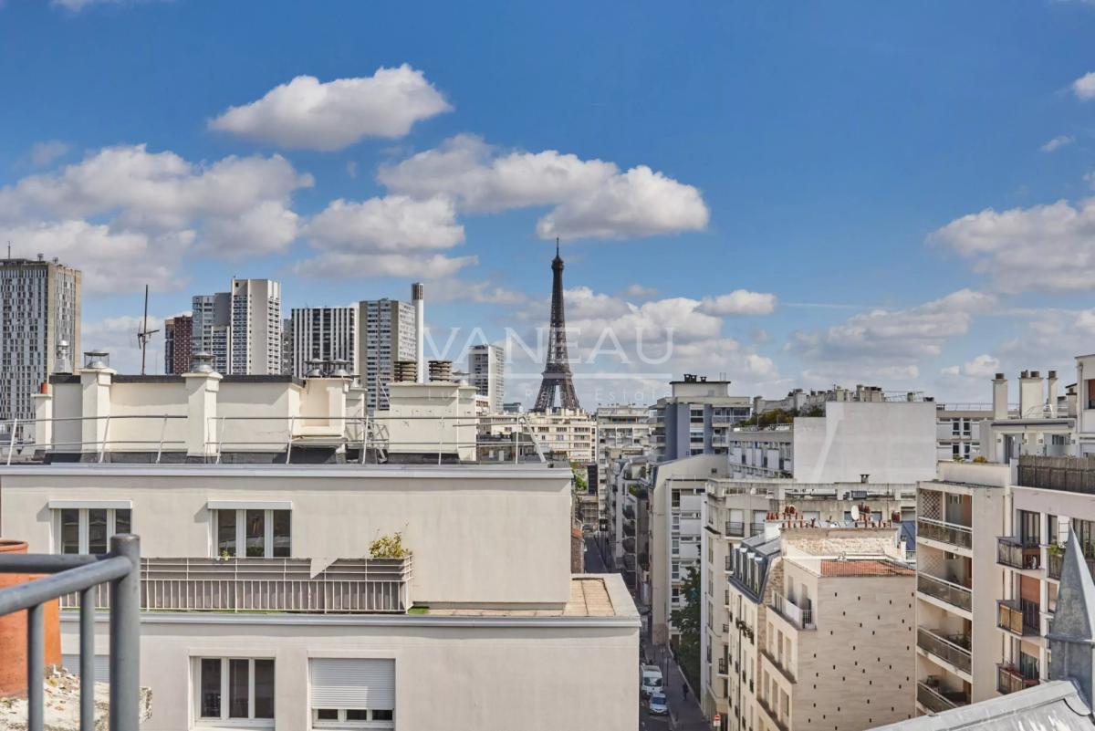 Paris XVeme –  Bergers/ Saint Charles– Loft atypique avec toit-t