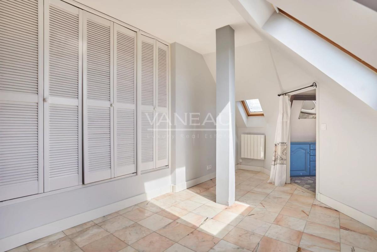 Paris XVeme –  Bergers/ Saint Charles– Loft atypique avec toit-t