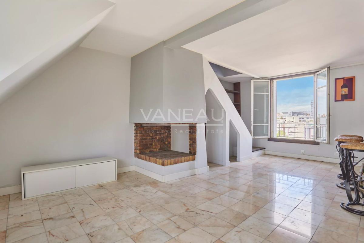 Paris XVeme –  Bergers/ Saint Charles– Loft atypique avec toit-t