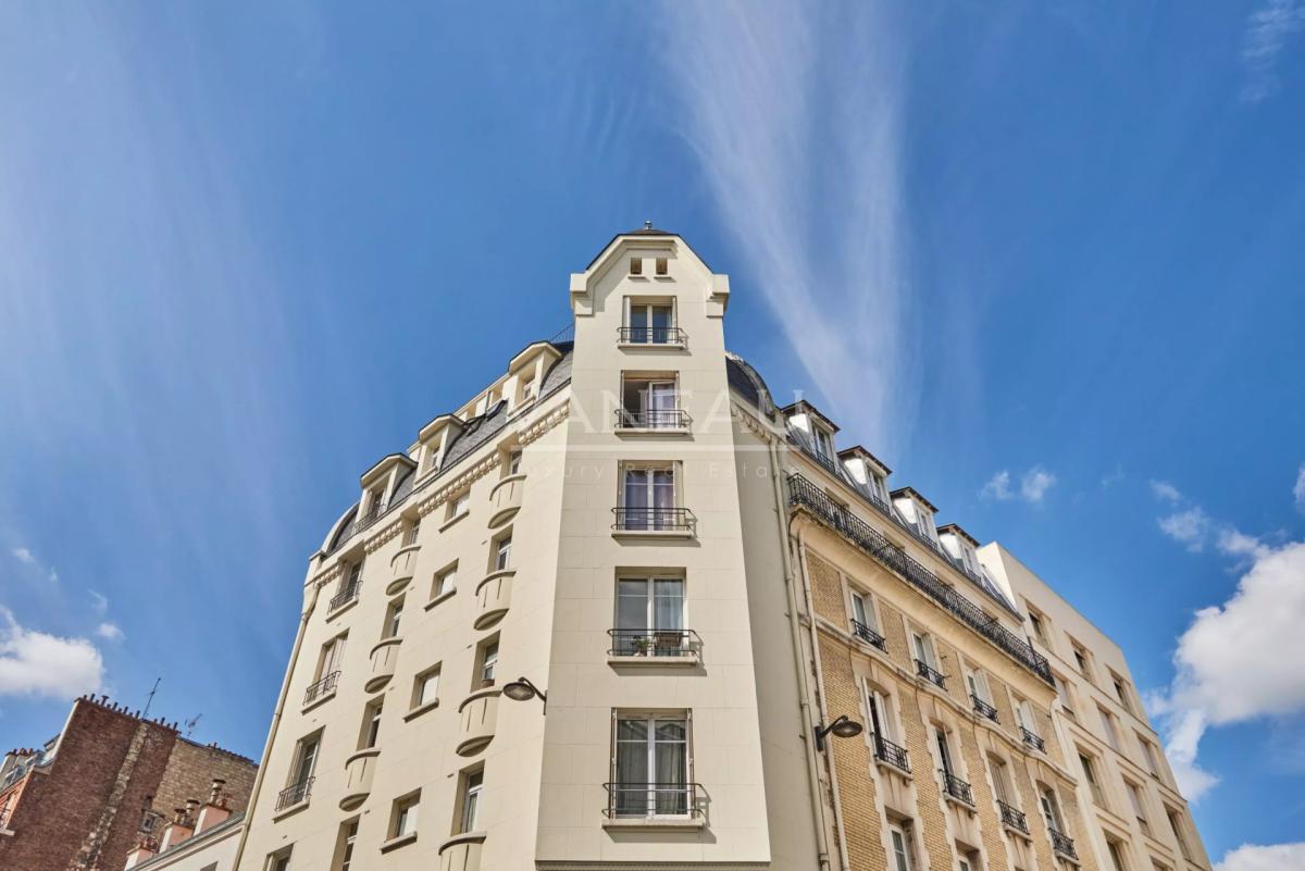 Paris XVeme –  Bergers/ Saint Charles– Loft atypique avec toit-t