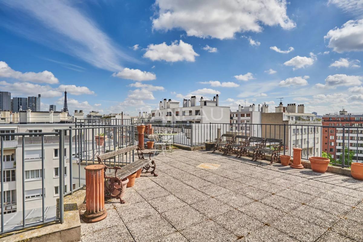 Paris XVeme –  Bergers/ Saint Charles– Loft atypique avec toit-terrasse. Vue à 360 degrés