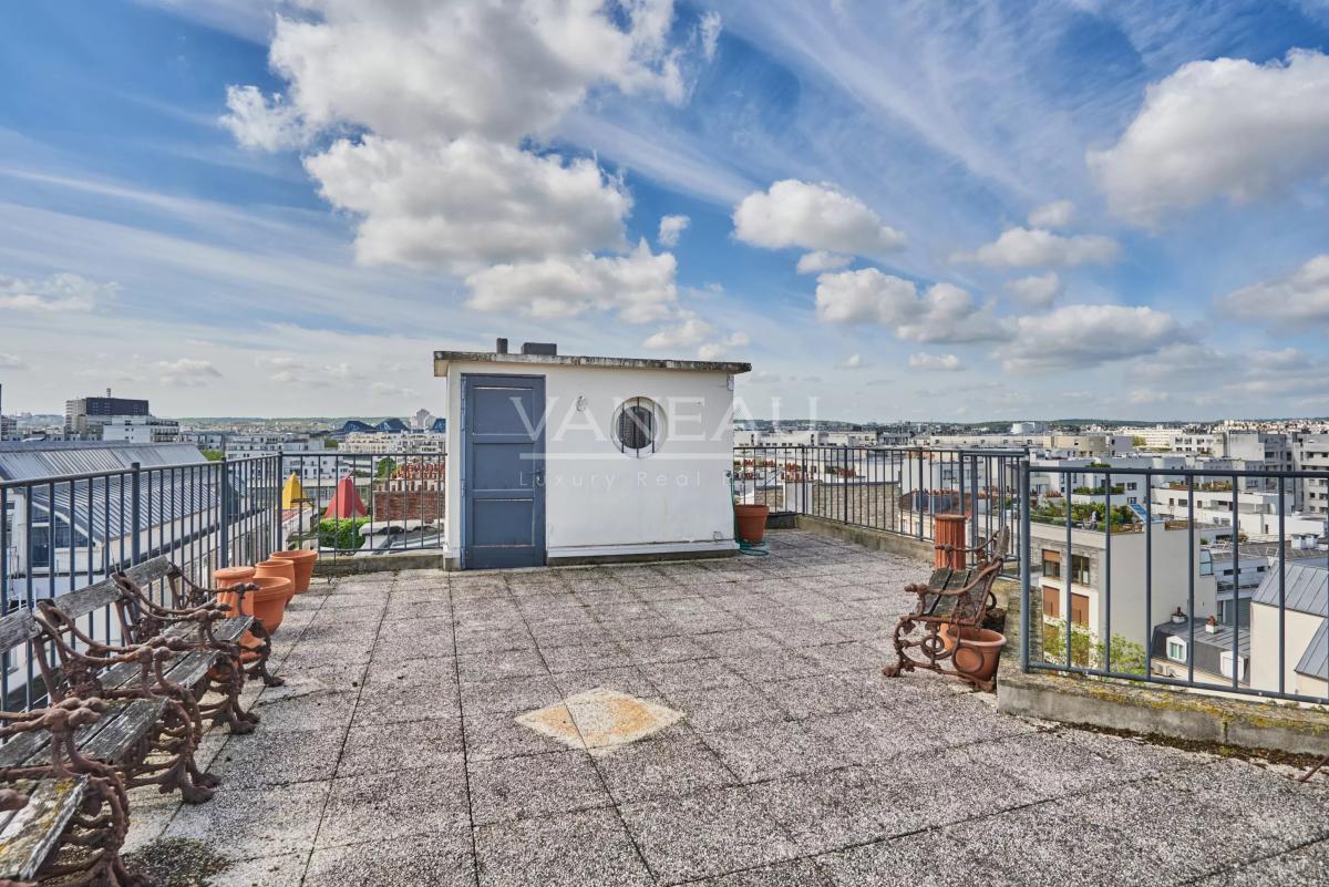 Paris XVeme –  Bergers/ Saint Charles– Loft atypique avec toit-terrasse. Vue à 360 degrés
