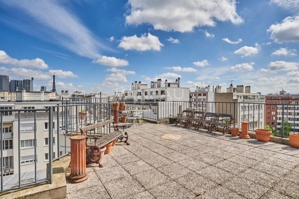 Paris XVeme –  Bergers/ Saint Charles– Loft atypique avec toit-t