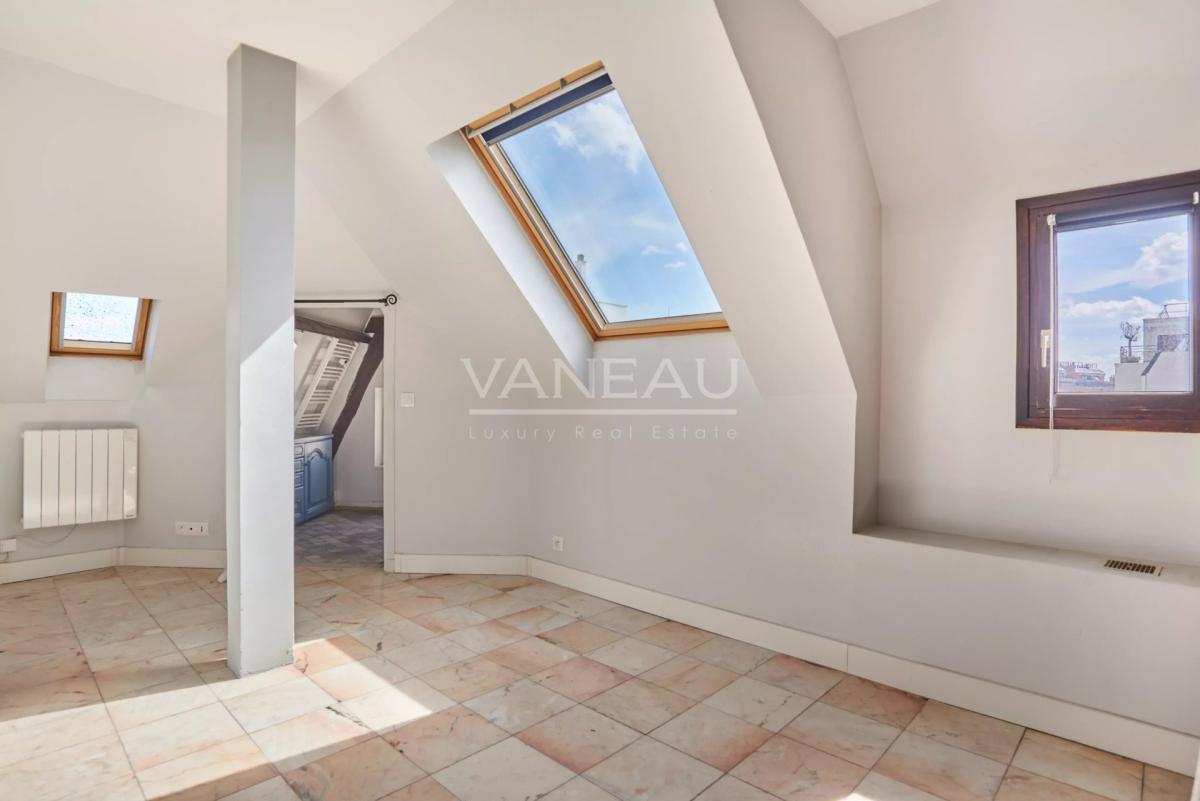 Paris XVeme –  Bergers/ Saint Charles– Loft atypique avec toit-t