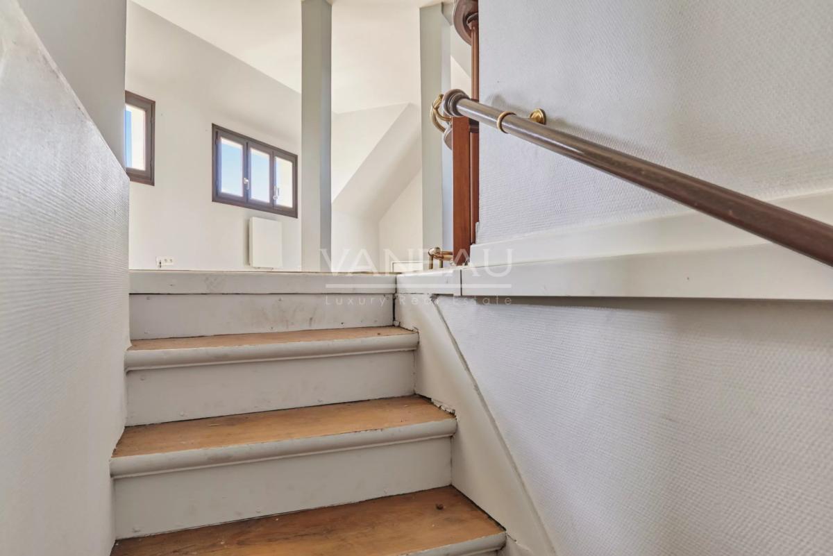 Paris XVeme –  Bergers/ Saint Charles– Loft atypique avec toit-t