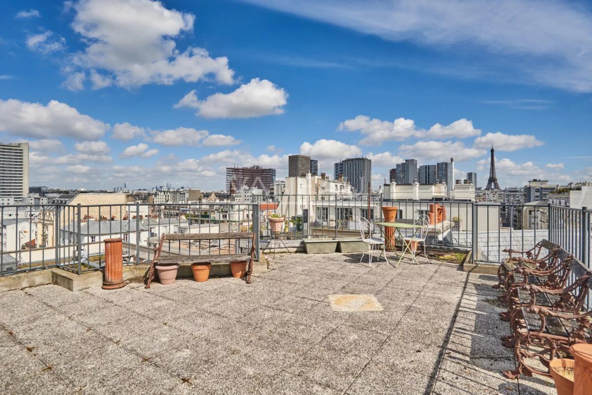 Paris XVeme –  Bergers/ Saint Charles– Loft atypique avec toit-t