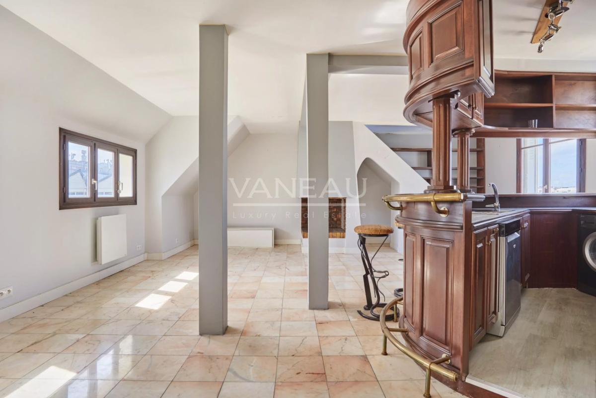 Paris XVeme –  Bergers/ Saint Charles– Loft atypique avec toit-t