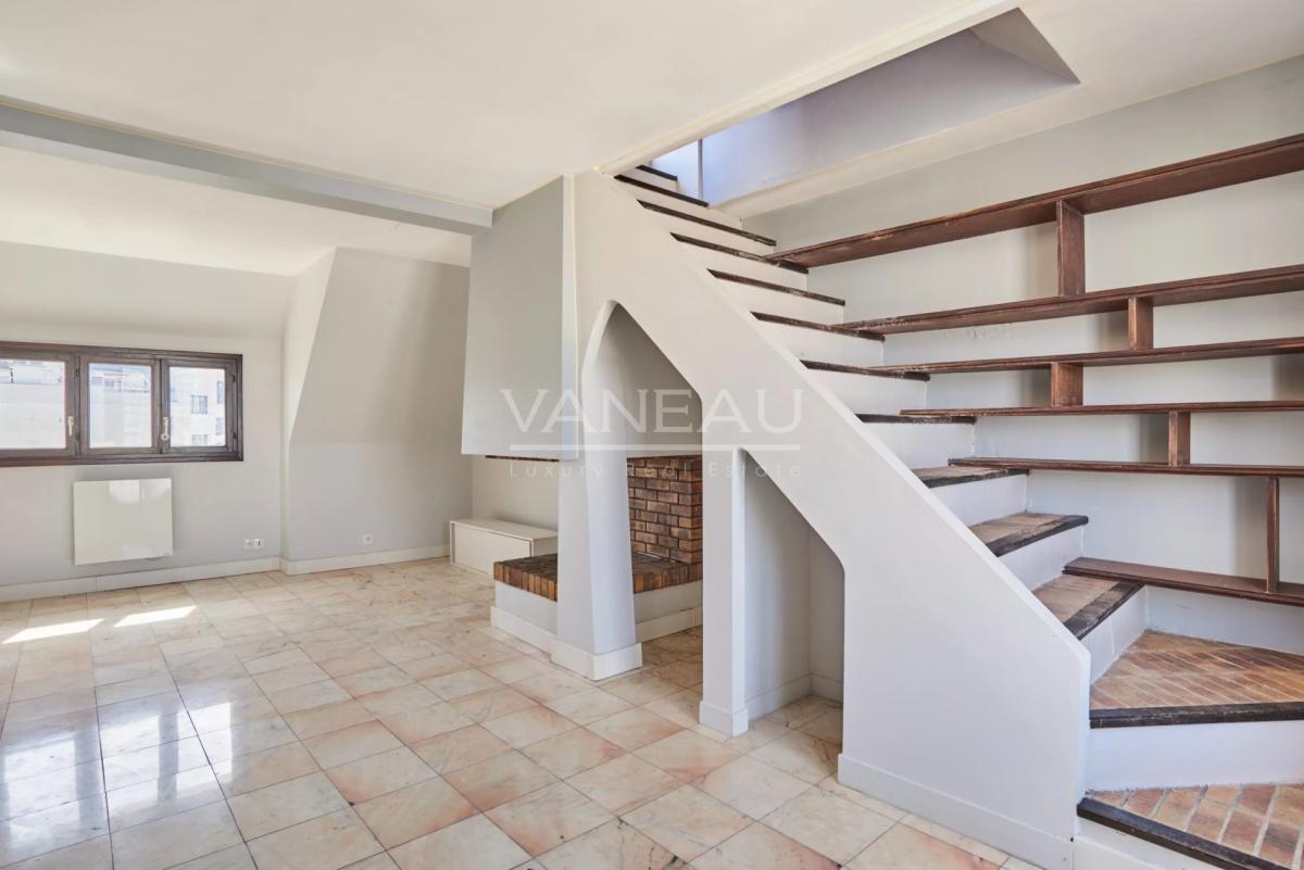 Paris XVeme –  Bergers/ Saint Charles– Loft atypique avec toit-t