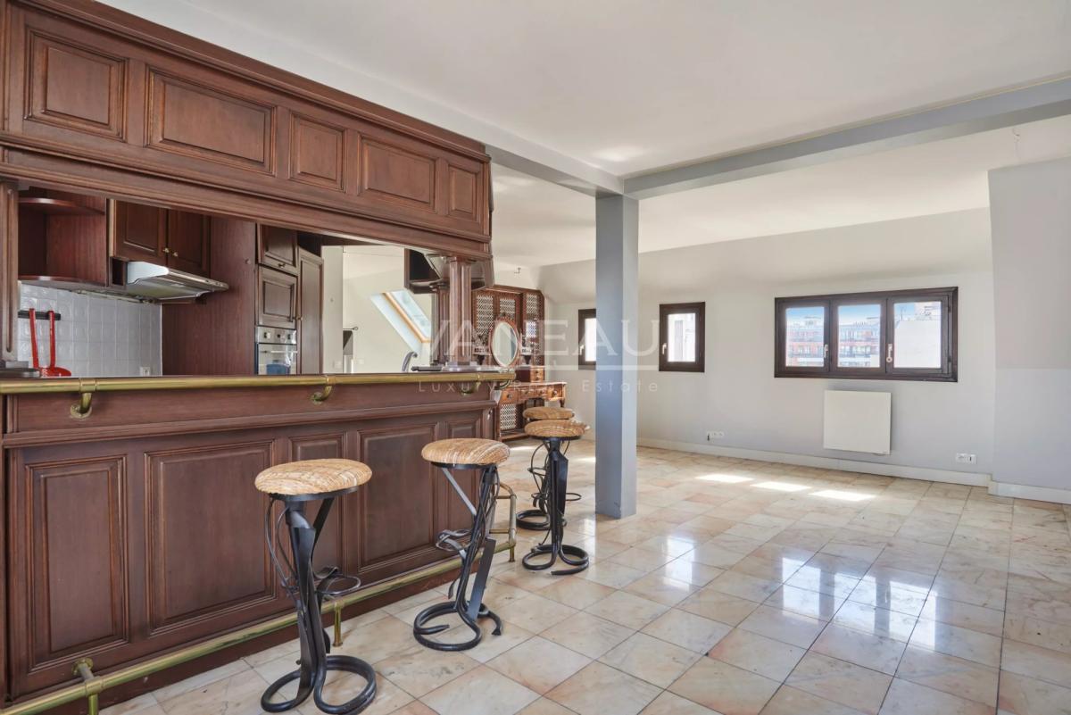 Paris XVeme –  Bergers/ Saint Charles– Loft atypique avec toit-t