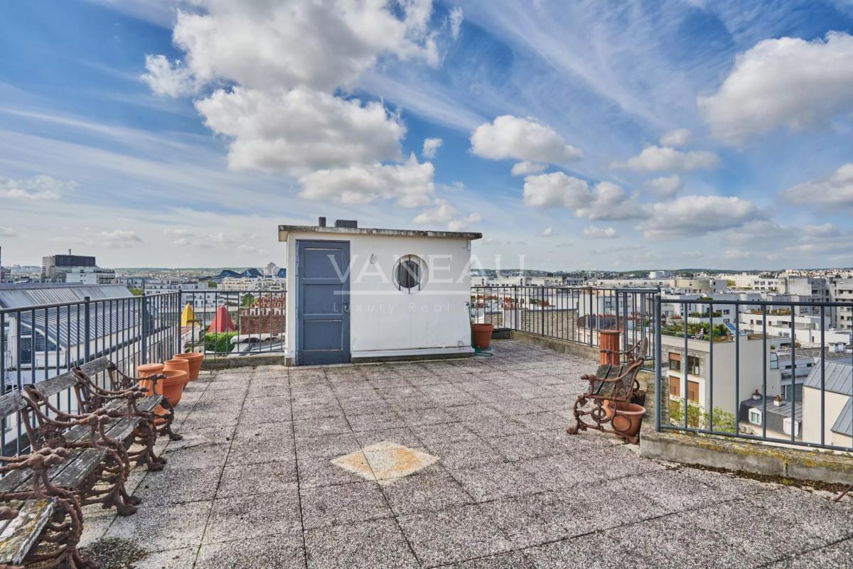 Paris XVeme –  Bergers/ Saint Charles– Loft atypique avec toit-t
