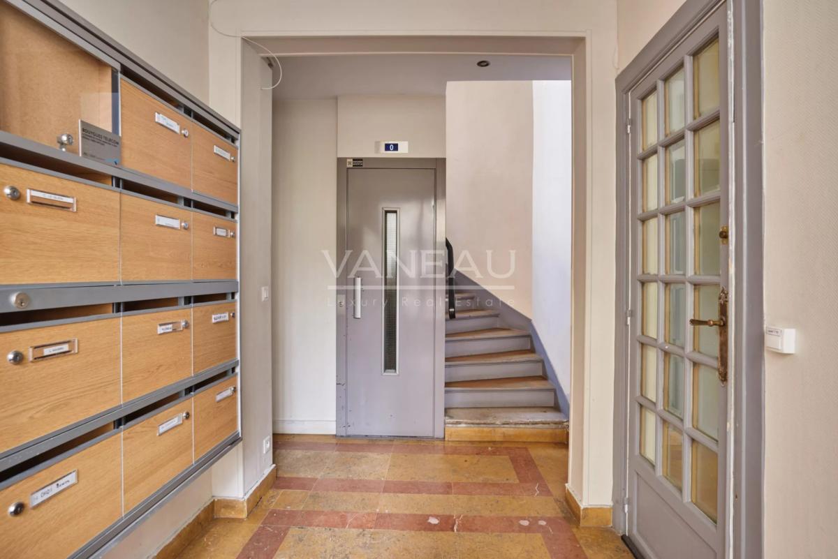 Paris XVeme –  Bergers/ Saint Charles– Loft atypique avec toit-t