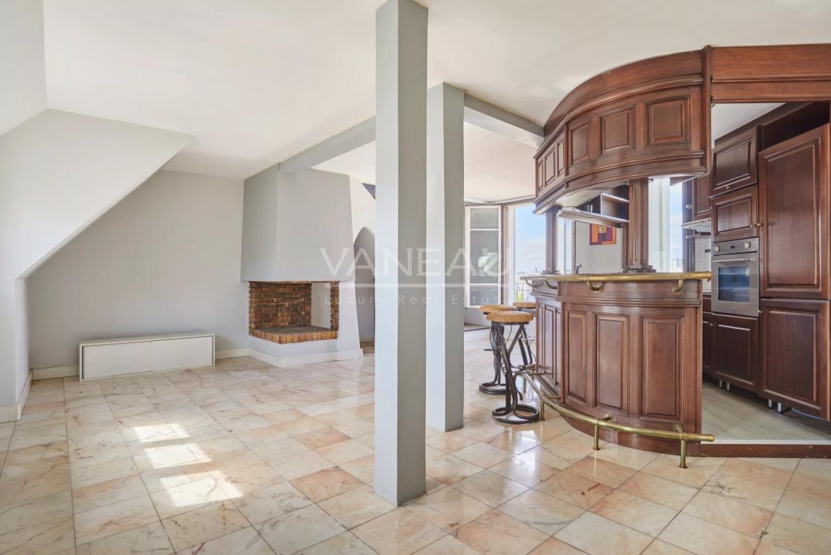 Paris XVeme –  Bergers/ Saint Charles– Loft atypique avec toit-t