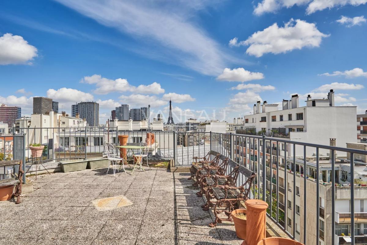 Paris XVeme –  Bergers/ Saint Charles– Loft atypique avec toit-t