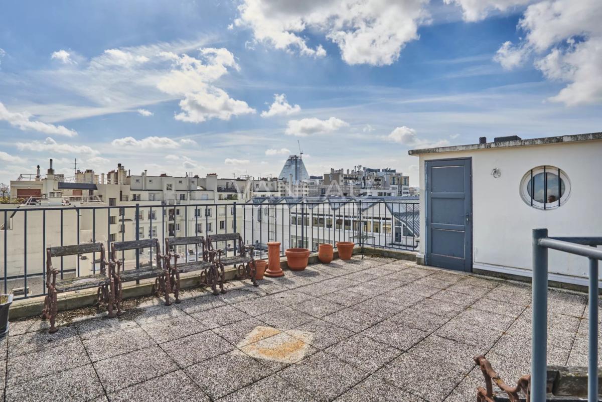 Paris XVeme –  Bergers/ Saint Charles– Loft atypique avec toit-t