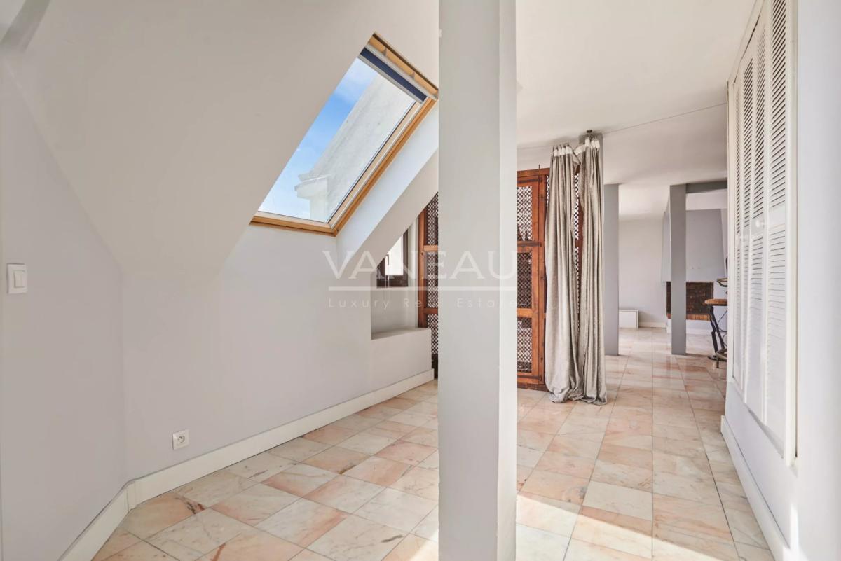 Paris XVeme –  Bergers/ Saint Charles– Loft atypique avec toit-t