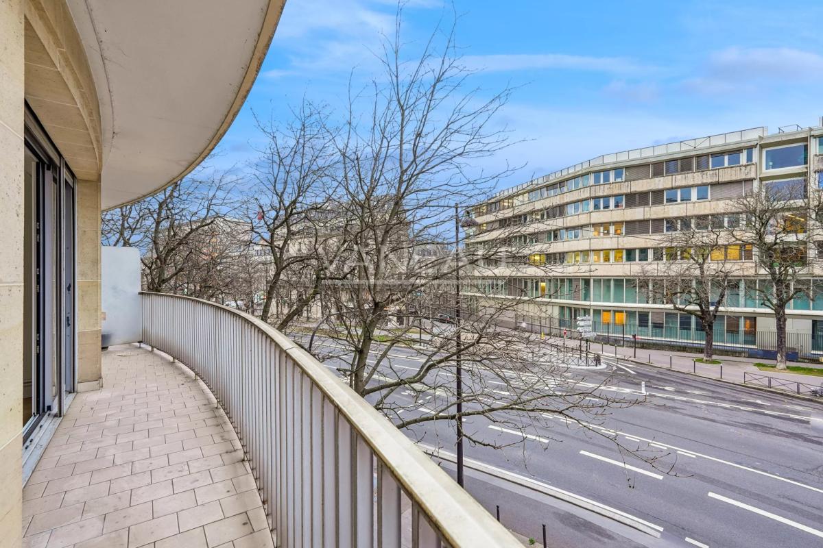 Paris XIVe - Port Royal - Balcon, vue dégagée.