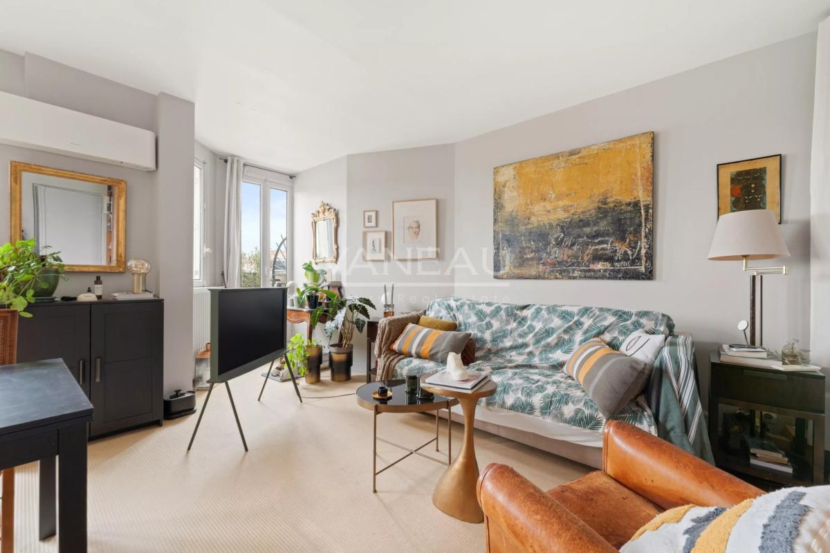 Prestigious 234 m² Apartment with Eiffel Tower Views