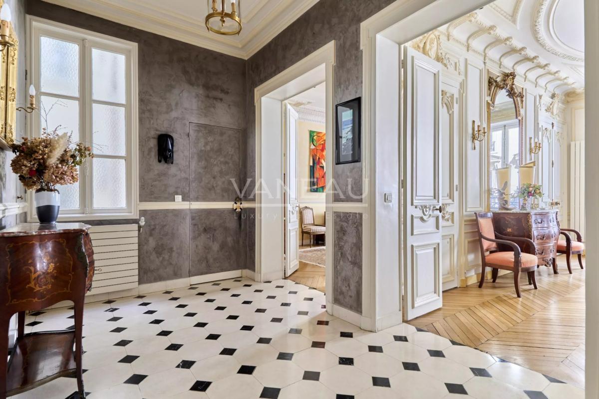 Paris VIIIe– Quartier Europe--Appartement familial et de récepti
