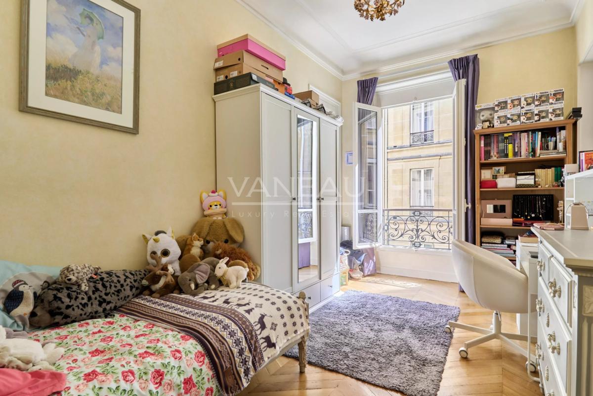 Paris VIIIe– Quartier Europe--Appartement familial et de récepti