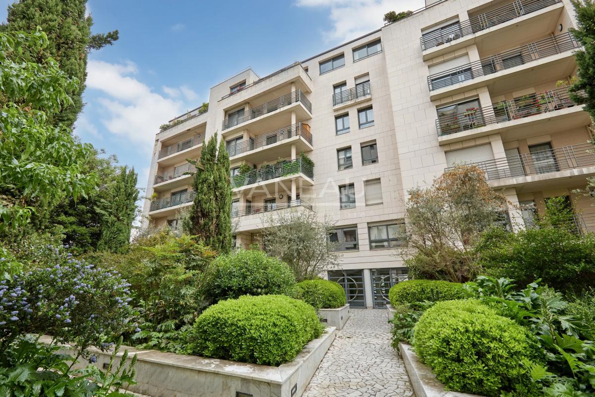 Appartement familial de 4 chambres avec balcon et terrasse