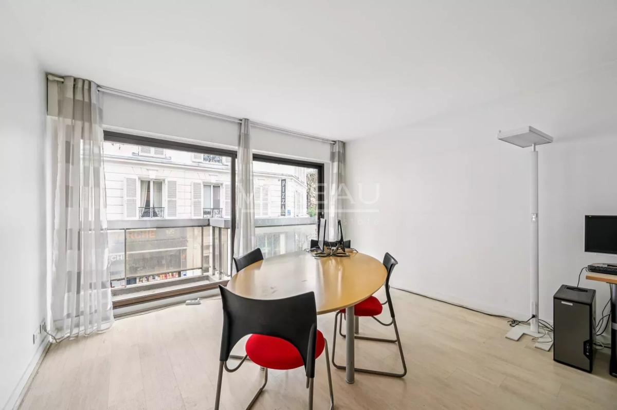 Paris XVe - Volontaires / Vaugirard : Studio lumineux avec balco