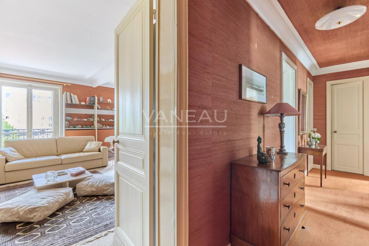 Paris XVe - Volontaires - Appartement en étage élevé