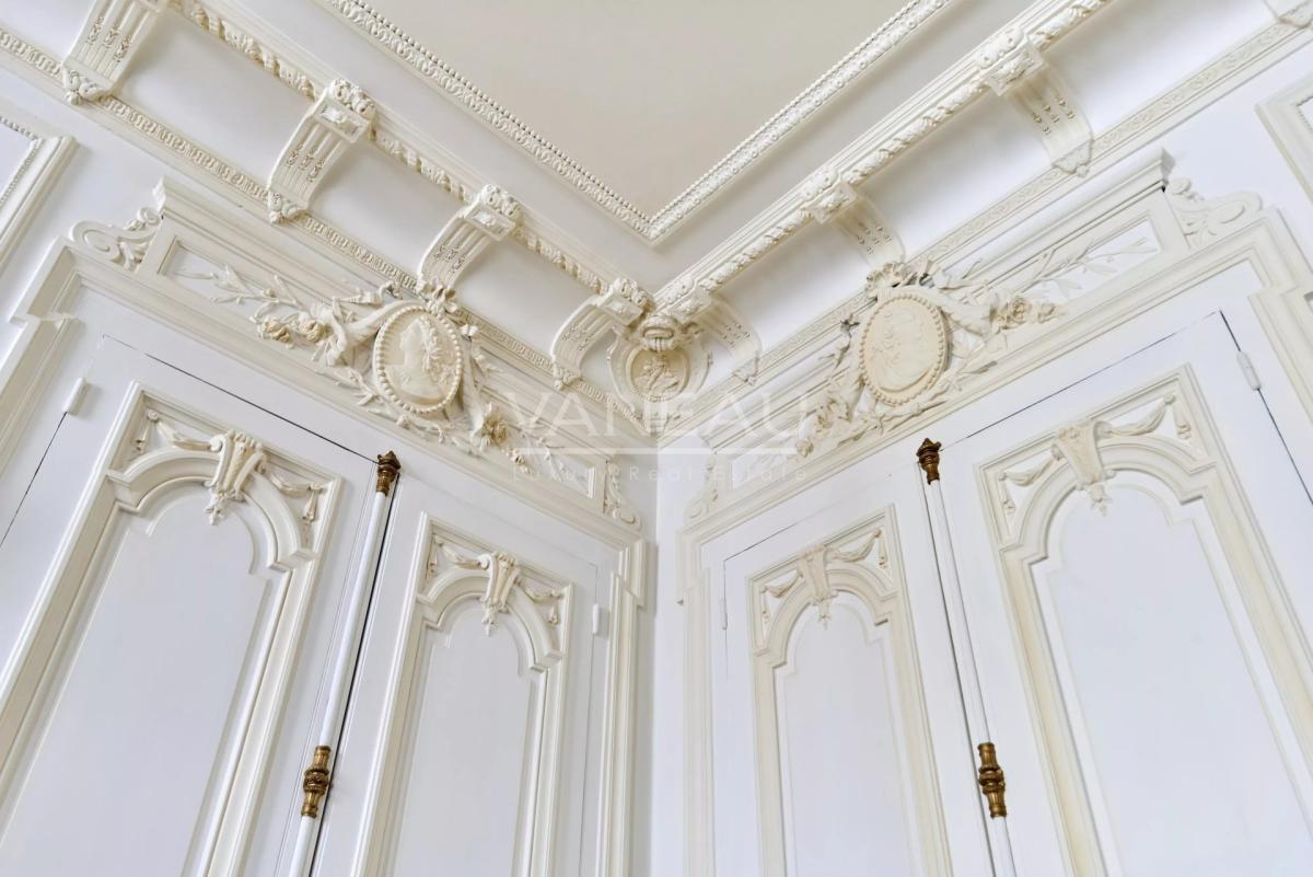 Paris VIIIe– Quartier Europe--Appartement familial et de récepti