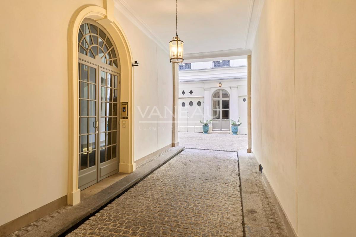 Paris VII - Verneuil - Appartement deux pièces (à réunir) traver