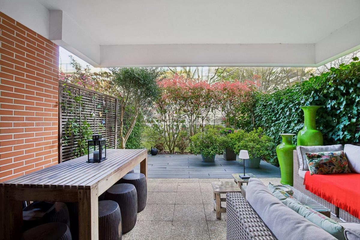 Boulogne - Terrasse au calme sur jardin, sans vis à vis exposée 