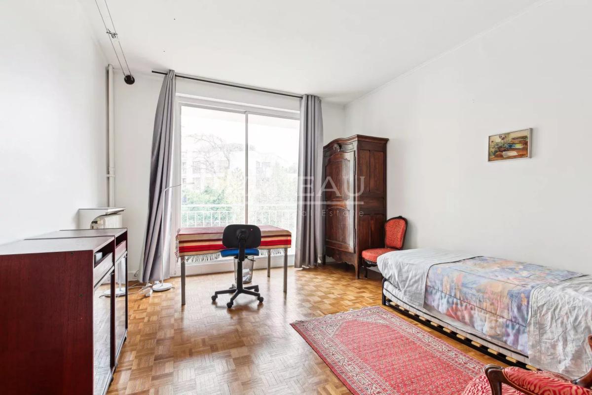 Neuilly - Appartement familial avec balcon sur jardin