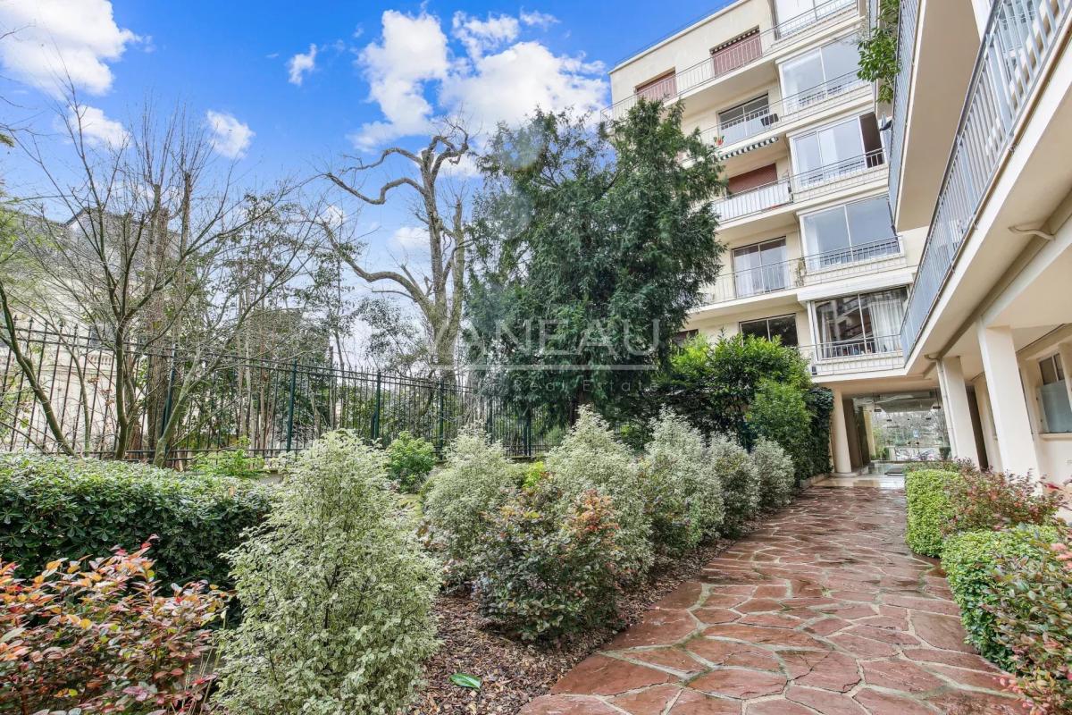 Neuilly - Appartement familial avec balcon sur jardin