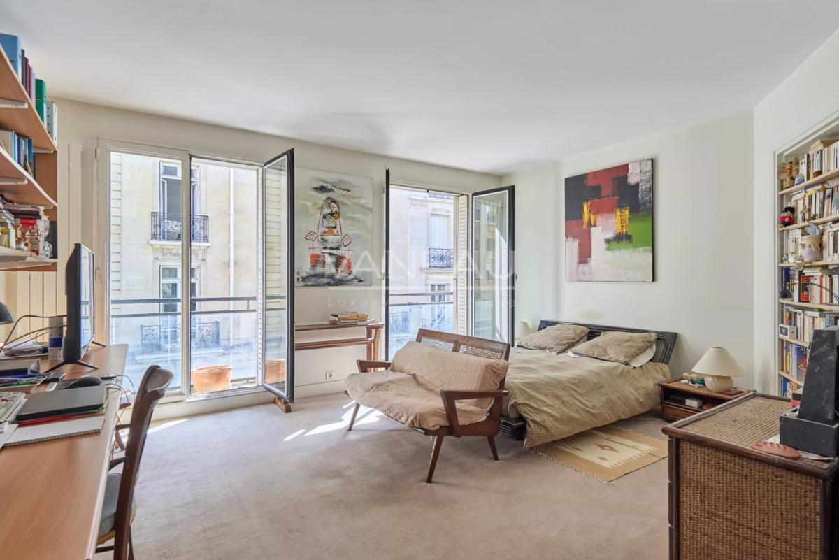 PARIS XVIe - Henri Martin - Appartement familial d'angle Etage E
