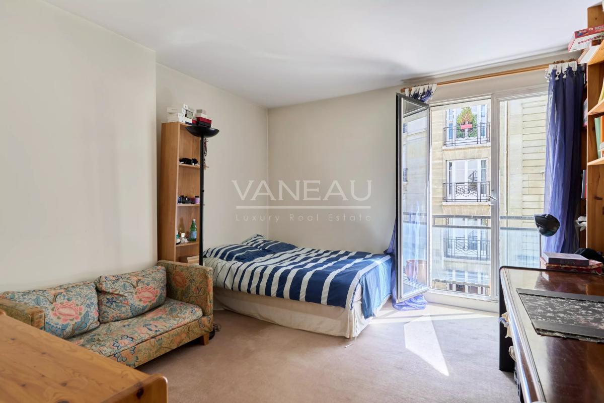 PARIS XVIe - Henri Martin - Appartement familial d'angle Etage Elevé