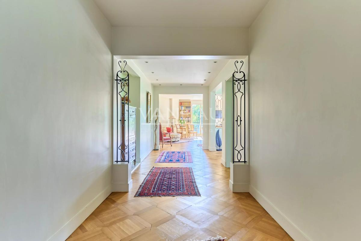 PARIS XVIe - Henri Martin - Appartement familial d'angle Etage Elevé