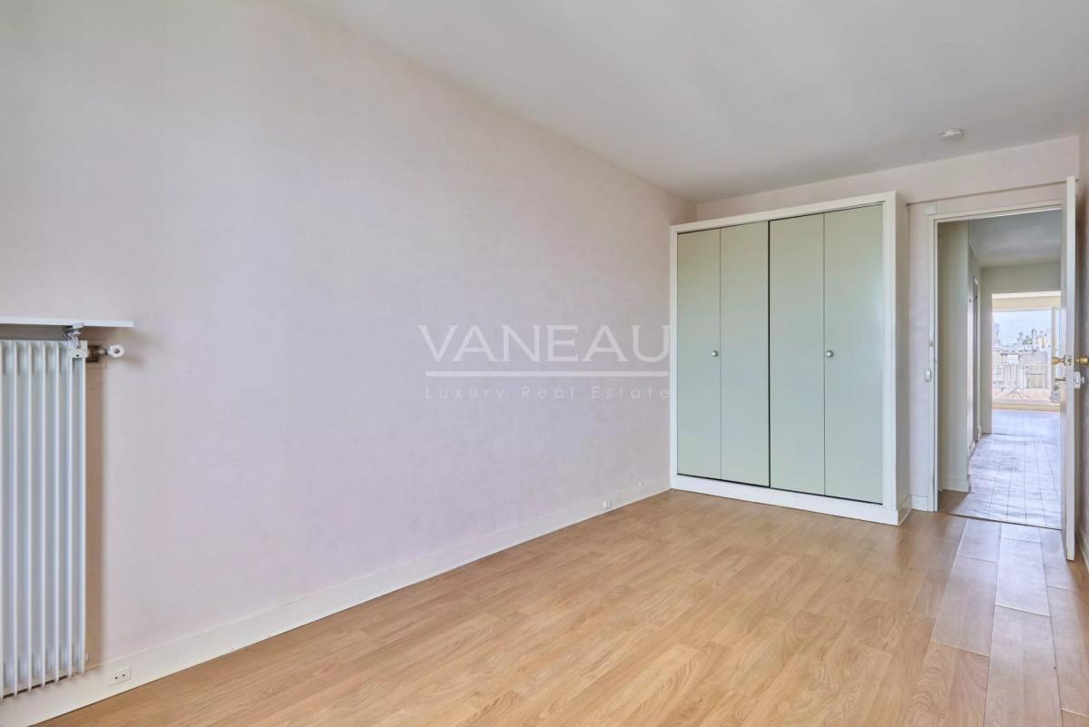 PARIS XVe - Mairie : Appartement avec balcons et vue dégagée sur