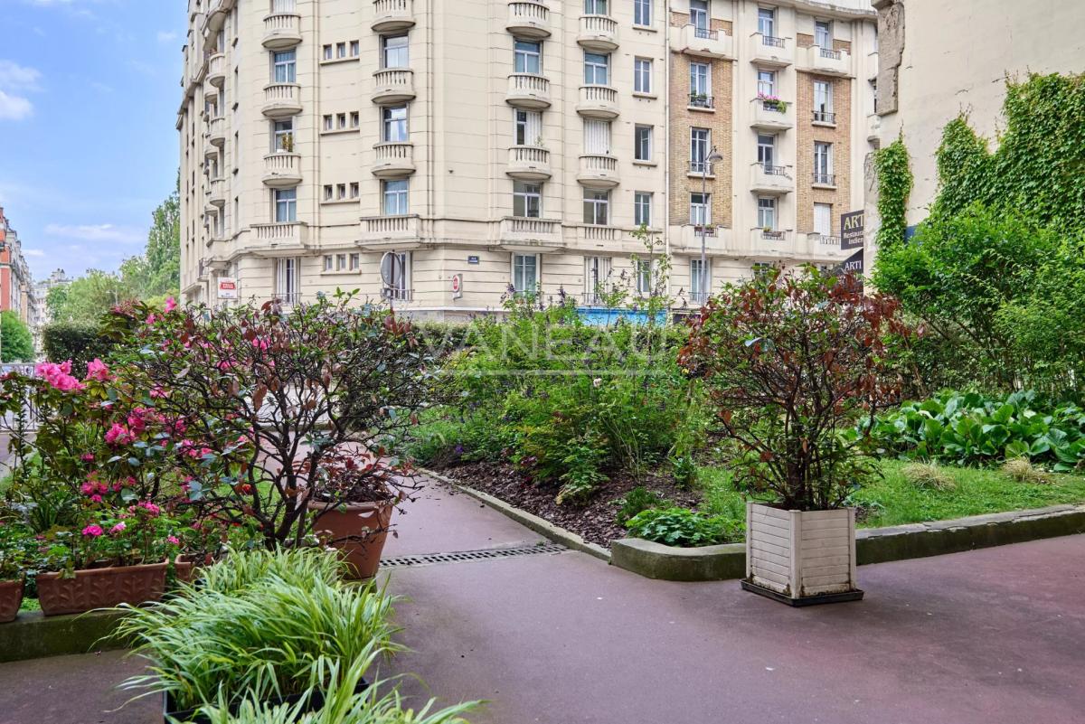PARIS XVe - Mairie : Appartement avec balcons et vue dégagée sur