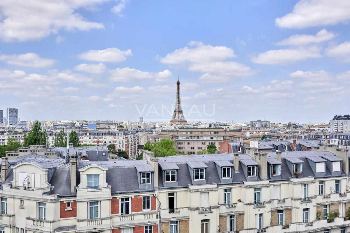 PARIS XVe - Mairie : Appartement avec balcons et vue dégagée sur monuments